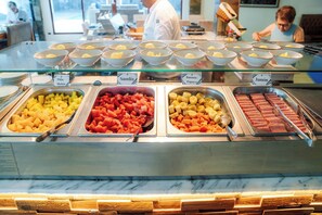 بوفيه فطور يوميًا بتكلفة قدرها (12 USD للشخص)