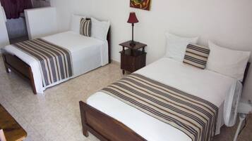 Standaard kamer, 2 tweepersoonsbedden | Een strijkplank/strijkijzer