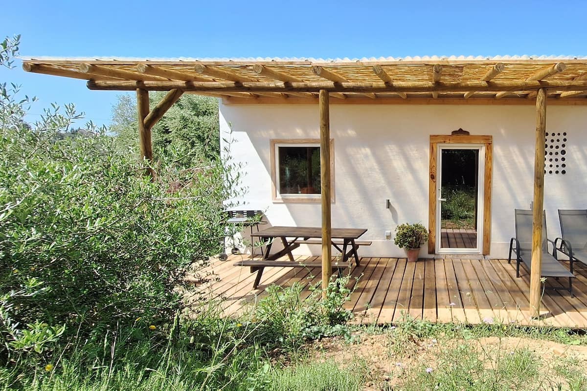 Suite estudio romántica, 1 cama Queen size, baño privado, vista al jardín | Terraza o patio