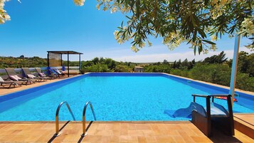 Piscina externa sazonal, espreguiçadeiras