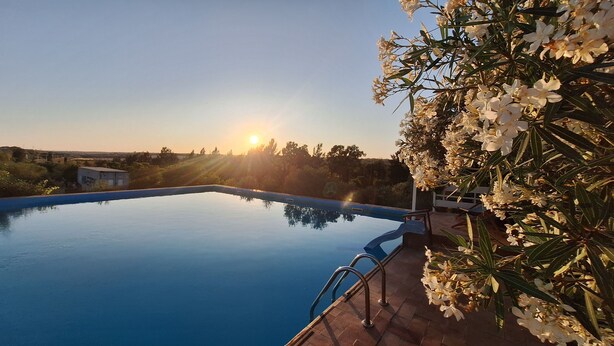 A swimming pool with a clear view of the sunset in the background. - Quinta da Fornalha (Castro Marim)