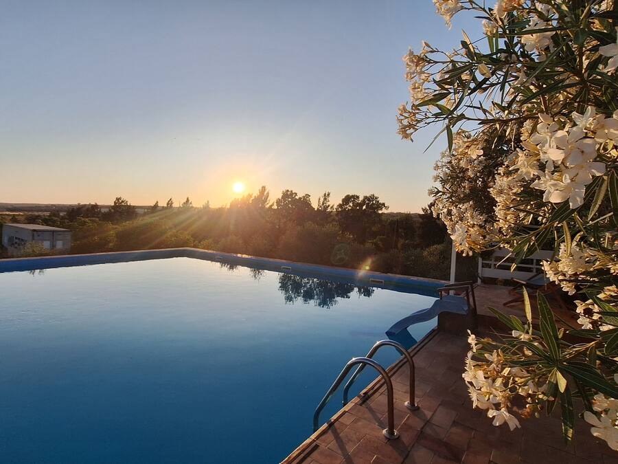 Piscina stagionale all'aperto, lettini