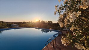 A swimming pool with a clear view of the sunset in the background. - Quinta da Fornalha (Castro Marim)