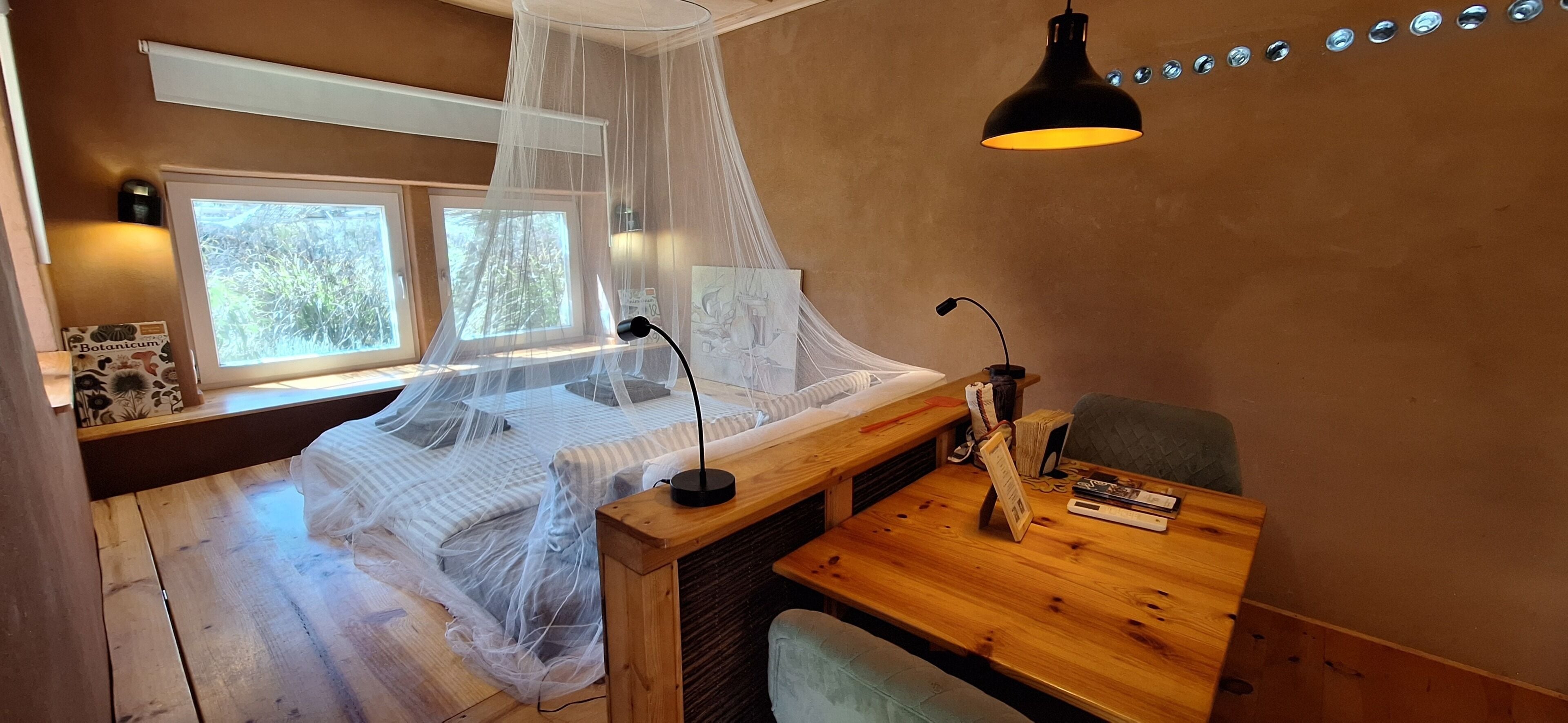 Romanttinen studiosviitti, 1 keskisuuri parisänky, oma kylpyhuone, näköala puutarhaan | Oleskelualue