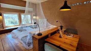 Romantic Studio Suite, 1 Queen Bed, Private Bathroom, Garden View | Living area