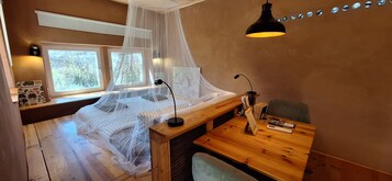 Suíte estúdio romântica, 1 cama Queen, banheiro privativo, vista para o jardim | Área de estar