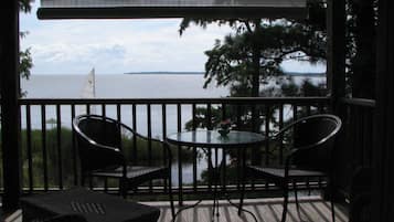 Deluxe Room, 1 Queen Bed, Non Smoking | Balcony