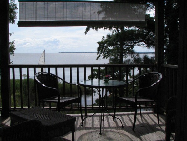 Deluxe Room, 1 Queen Bed, Non Smoking | Balcony