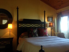 Deluxe Room, 1 Queen Bed, Non Smoking | Hypo-allergenic bedding, Tempur-Pedic beds, iron/ironing board