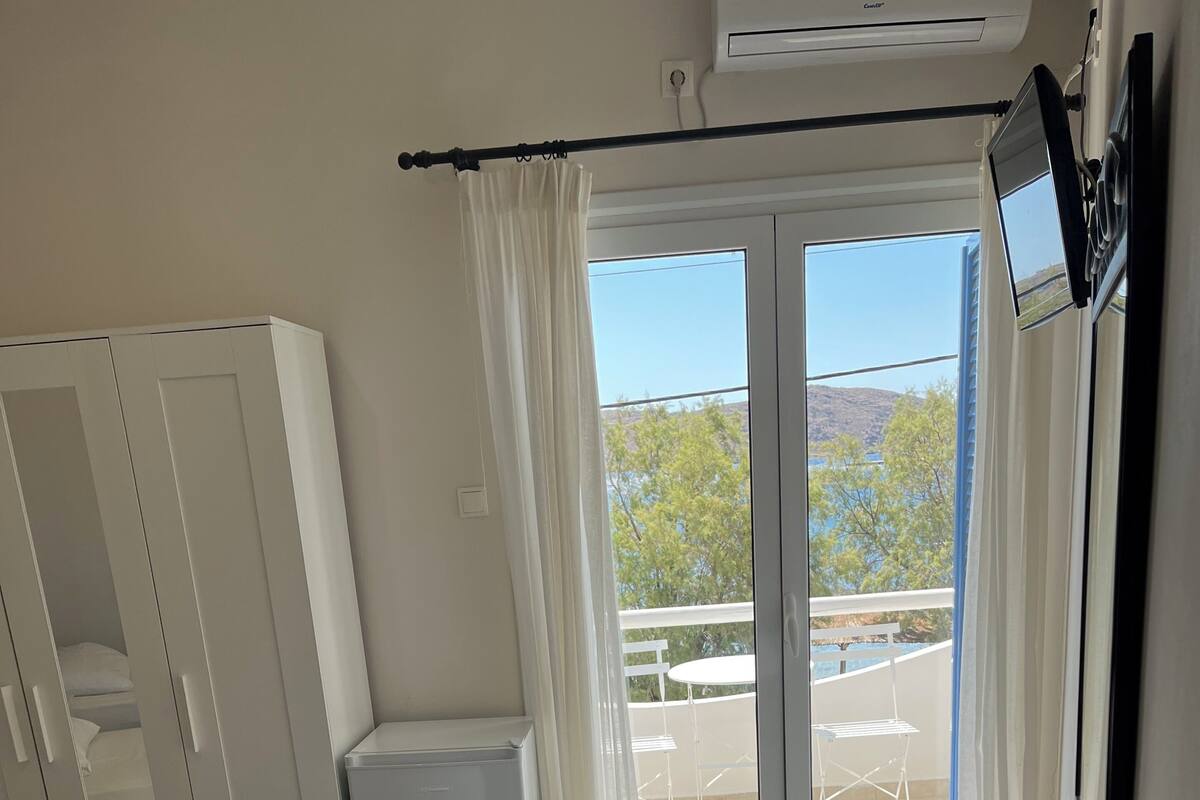 Traditional Studio | In-room safe, iron/ironing board (on request), WiFi (free)