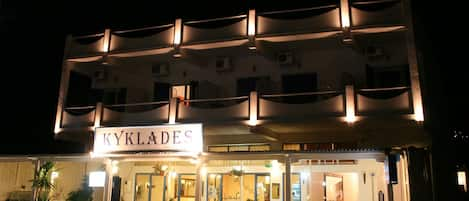 Déjeuner et dîner servis sur place, vue sur la plage 