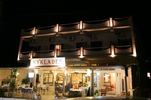 Lunch, dinner served; Regional cuisine, beach views  - Cyclades Hotel Serifos (Serifos)