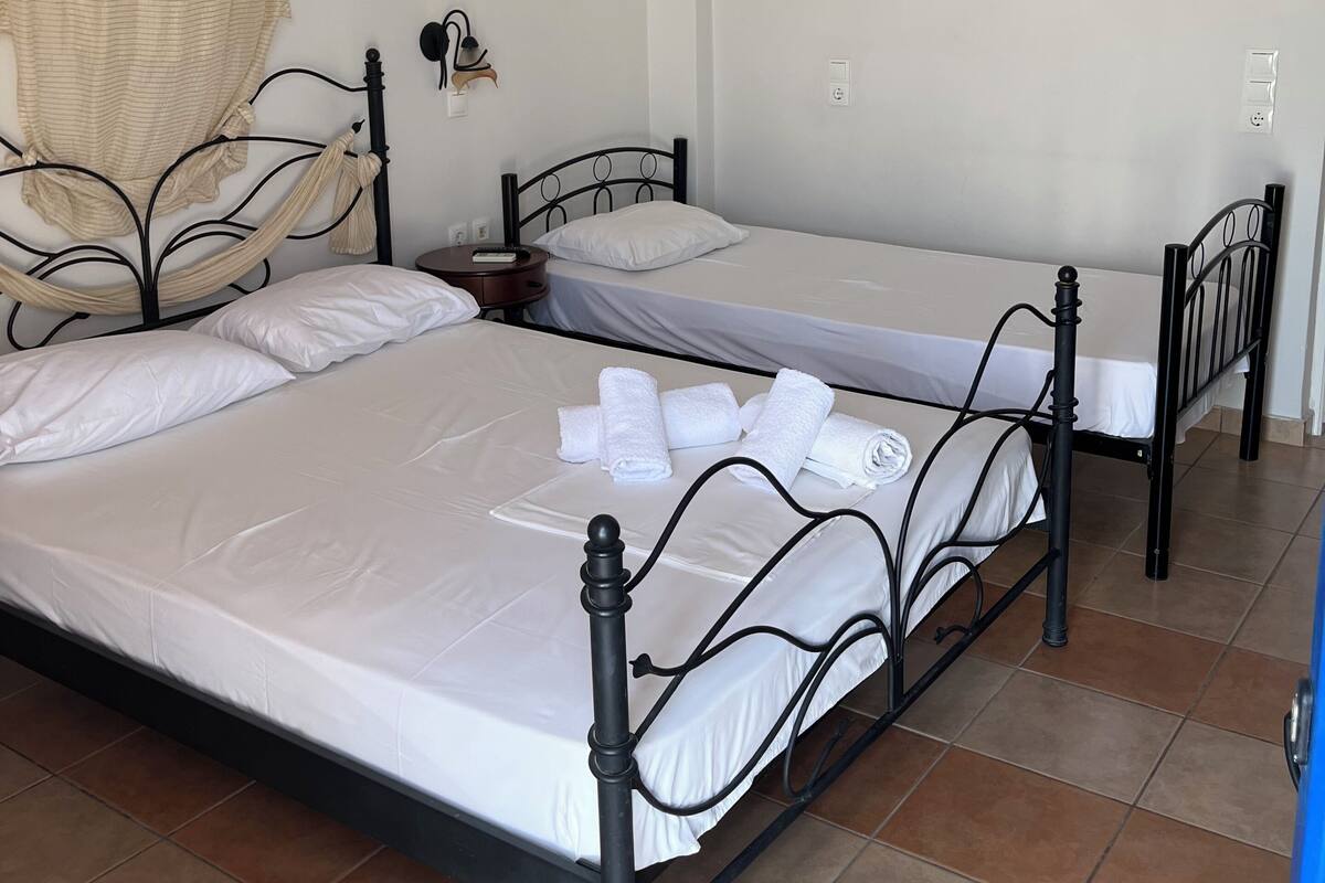Deluxe Triple Room | In-room safe, iron/ironing board (on request), WiFi (free)