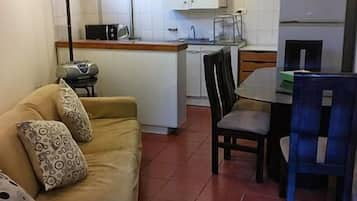 Apartamento tradicional, 1 quarto | Área de estar | TV de tela plana