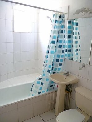 xxxxx | Bad | Kombinert dusj/badekar, hårføner, håndklær og toalettpapir