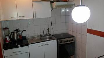 Departamento tradicional, 2 habitaciones | Cocina privada | Refrigerador, horno, parrilla de estufa y tetera eléctrica