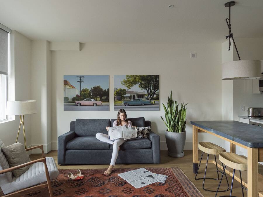 En 48-tommers Flatskjerm-TV med Parabol-TV samt TV og filmkjøp