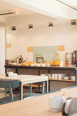 Daily buffet breakfast (USD 15 per person) - Apart Hotel Jardín (El Calafate)