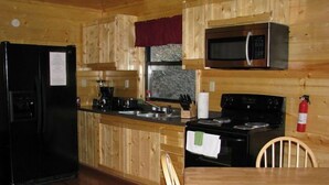 Emily's Elk Lodge (with 2 Full Size Beds) | Cuisine privée | Cafetière/bouilloire, micro-ondes