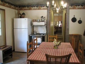 The Roosters Nest (with 2 Sofabeds) | Cuisine privée | Micro-ondes, cafetière/bouilloire