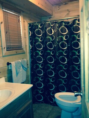 Linda's Bear Lodge (with 2 Full Size Beds) | Bathroom