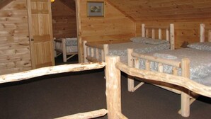 Linda's Bear Lodge (with 2 Full Size Beds)
