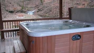 Emily's Elk Lodge (with 2 Full Size Beds) | Outdoor spa tub