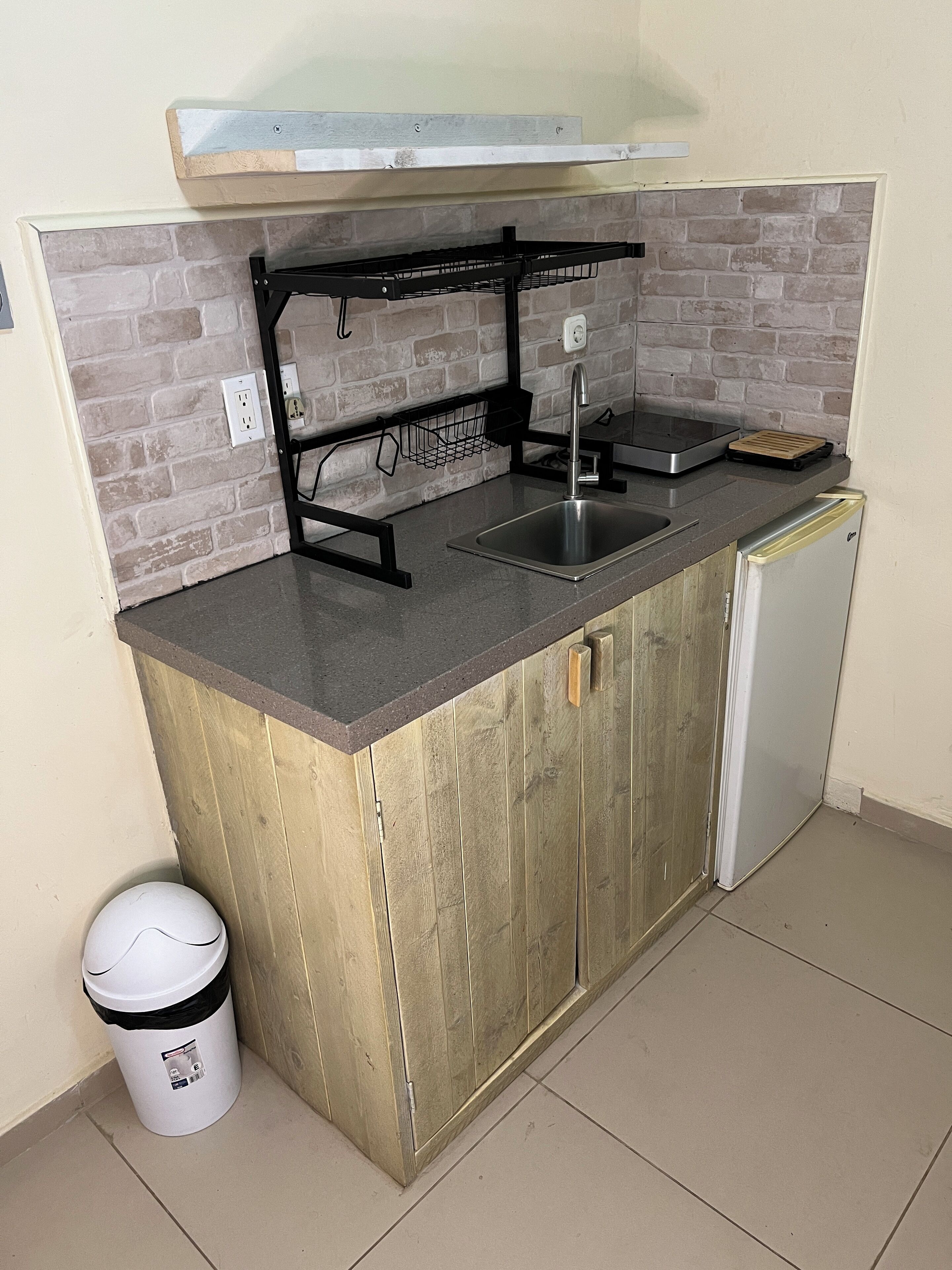 double room, 1 queen bed, kitchenette | private kitchen | fridge, stovetop, cookware/dishes/utensils