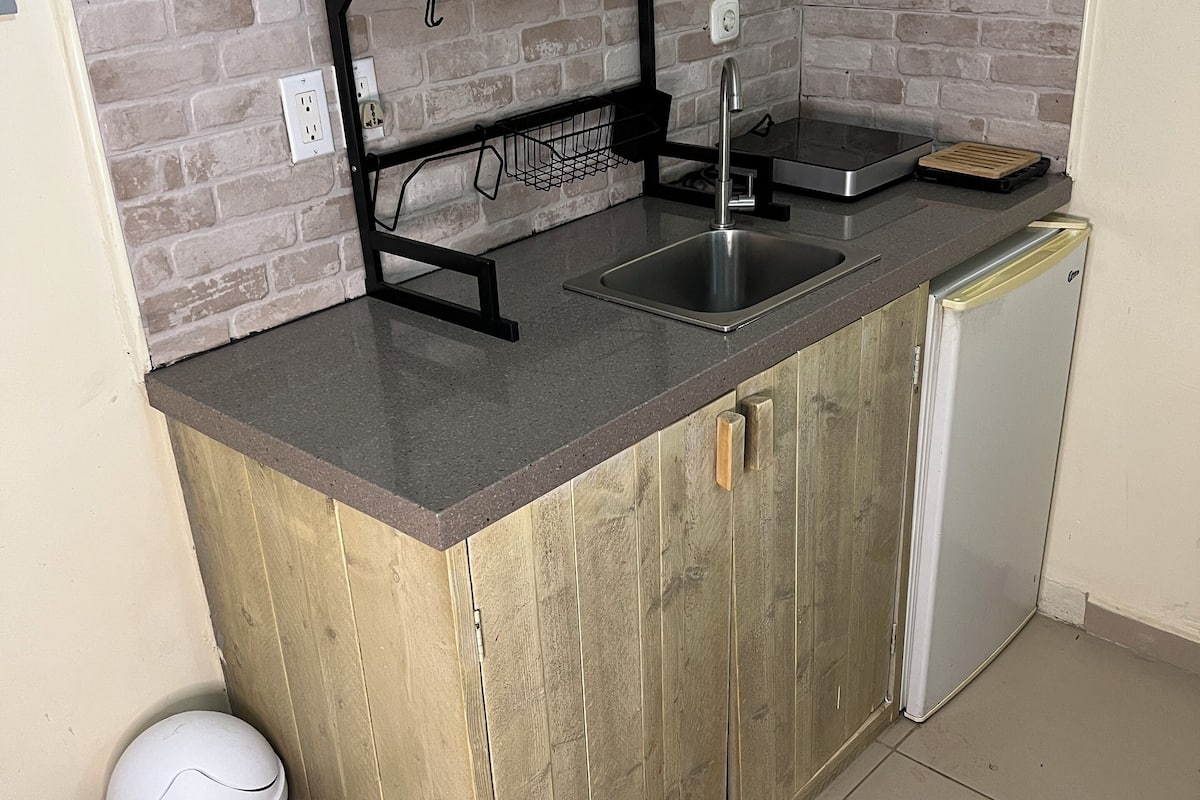 double room, 1 queen bed, kitchenette | private kitchen | fridge, stovetop, cookware/dishes/utensils