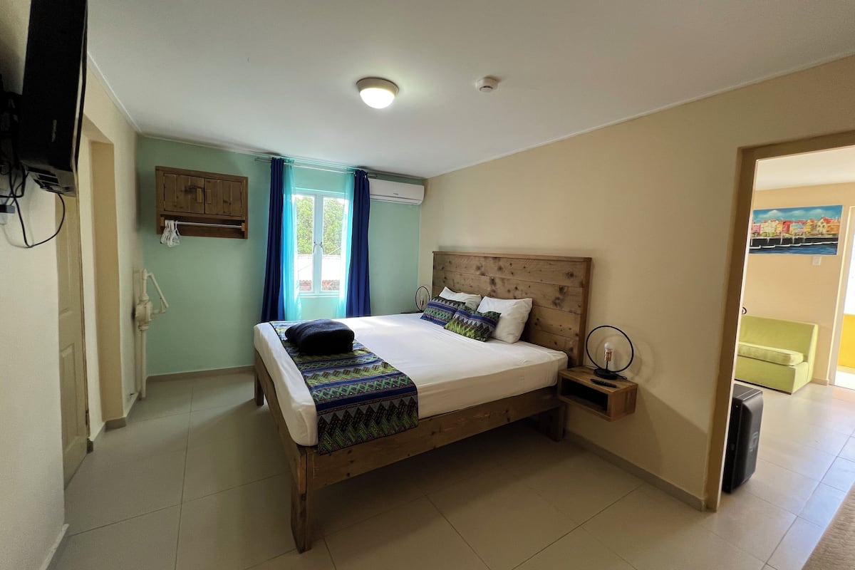 Căn hộ Deluxe, không hút thuốc, ban công | 1 phòng ngủ, bộ đồ giường cao cấp, két bảo mật tại phòng, bàn