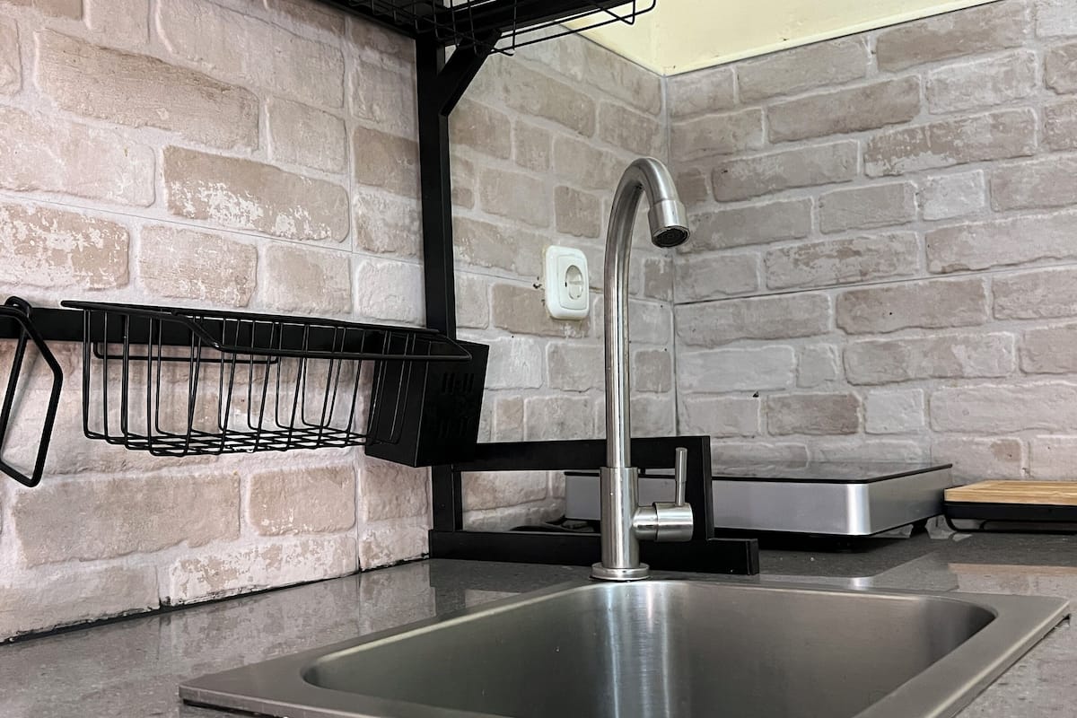 double room, 1 queen bed, kitchenette | private kitchen | fridge, stovetop, cookware/dishes/utensils