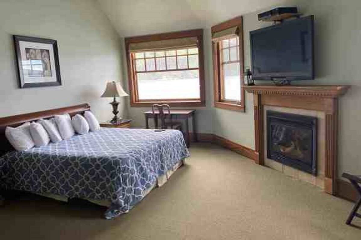Superior Suite, 1 King Bed, Jetted Tub, Ocean View | Desk, iron/ironing board, free cots/infant beds, free rollaway beds