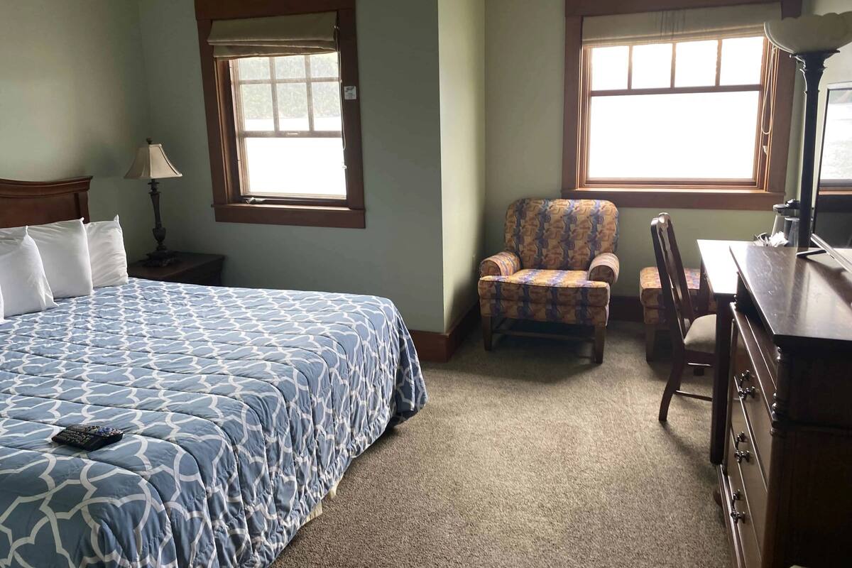 Superior Room, 1 King Bed, Jetted Tub, Ocean View | Desk, iron/ironing board, free cots/infant beds, free rollaway beds