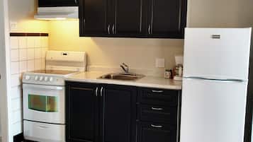 Refrigerador con freezer, microondas, horno, placa de cocina