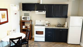 Refrigerador con freezer, microondas, horno, placa de cocina