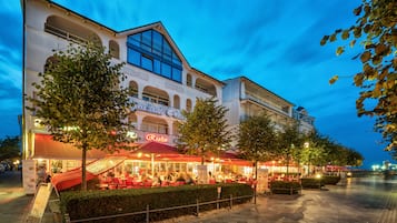 Fassade der Unterkunft – Abend/Nacht