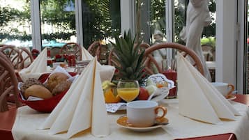 Tägliches kontinentales Frühstück (15 EUR pro Person)