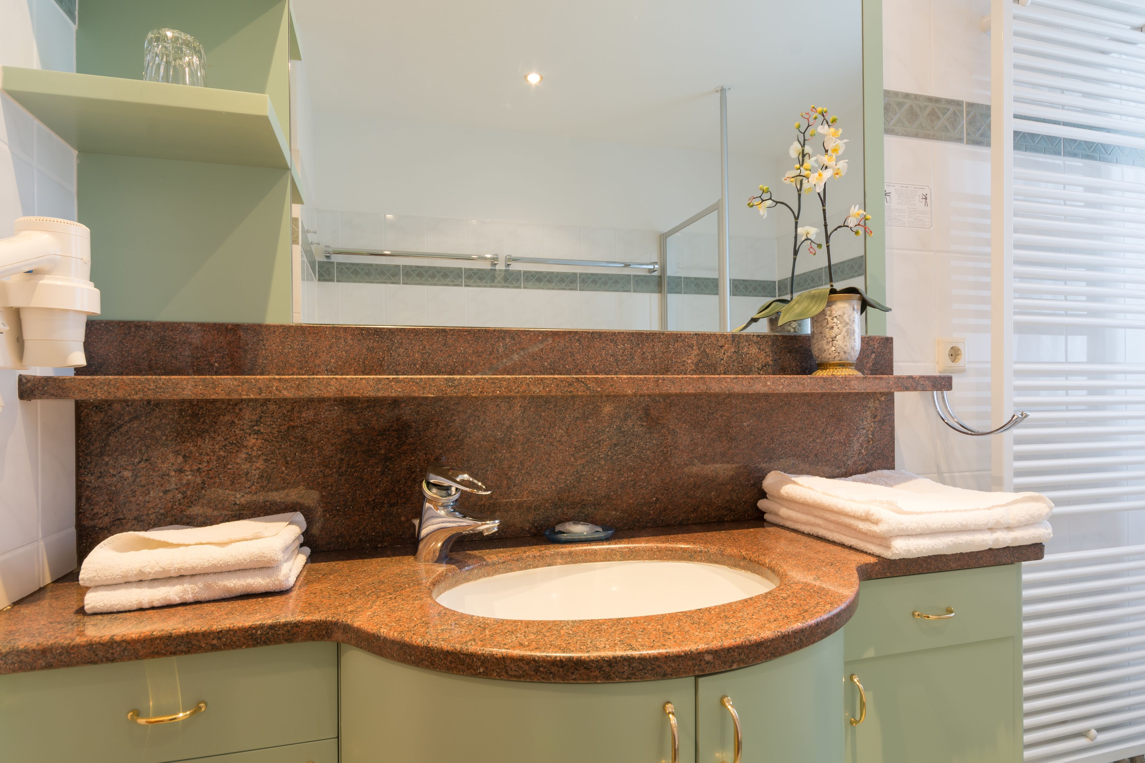 basic double room, 1 double bed | bathroom | shower, free toiletries, hair dryer, bidet