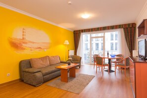 19-inch flat-screen TV with cable channels, TV - Aparthotel Rialto & Hotel Esplanade (Binz)