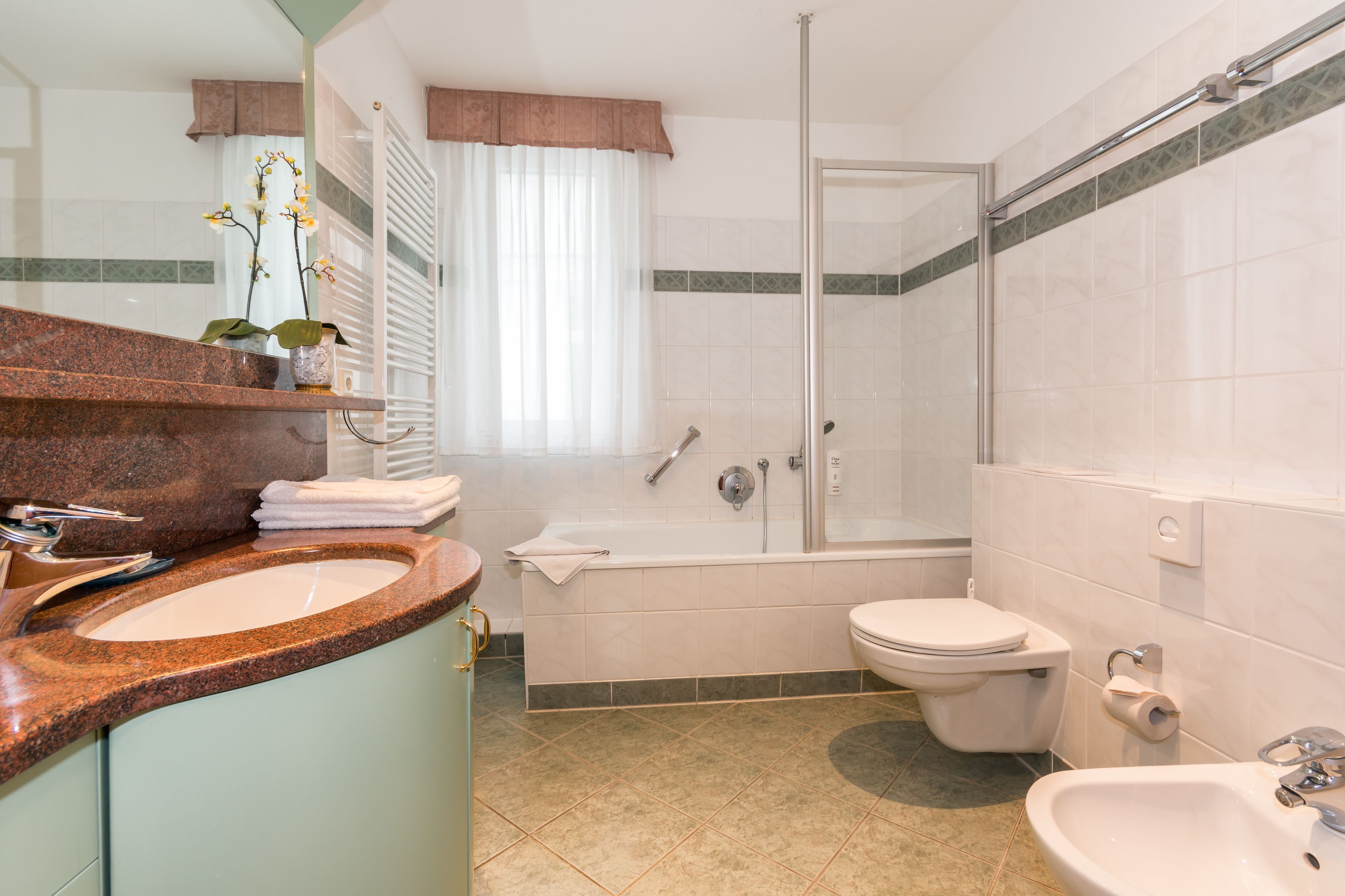 basic double room, 1 double bed | deep-soaking bathtub