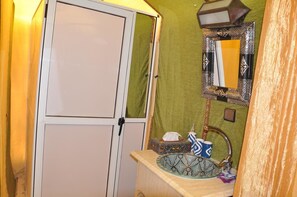 Basic Room | Bathroom | Shower, towels - Auberge Akabar (Taouz)