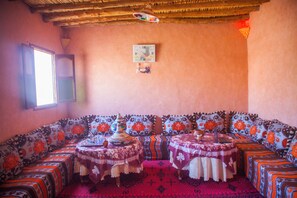 Se sirven desayunos, cenas y cocina marroquí