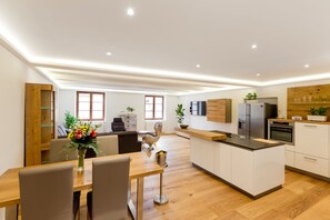 Leilighet – deluxe | Minibar, strykejern/-brett, wi-fi (inkludert) og sengetøy