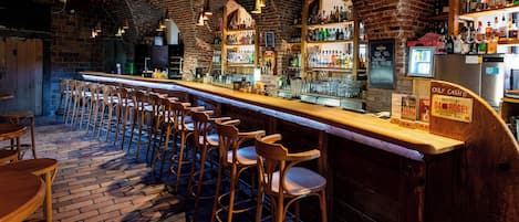 2 restaurants; breakfast, lunch, and dinner served