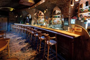 2 restaurantes, se sirven desayunos, comidas, cenas y cocina regional