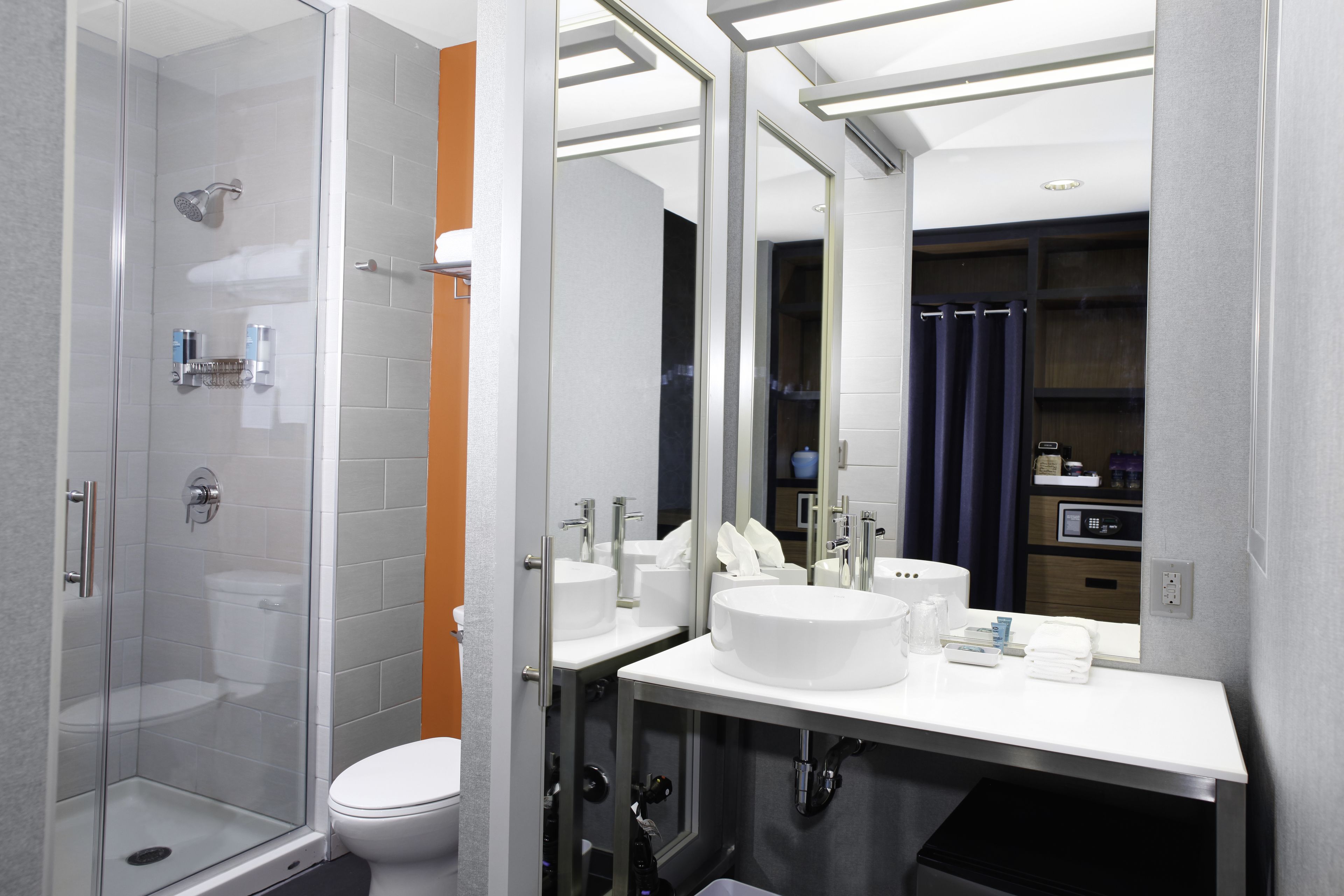 combined shower/bathtub, free toiletries, hair dryer, towels