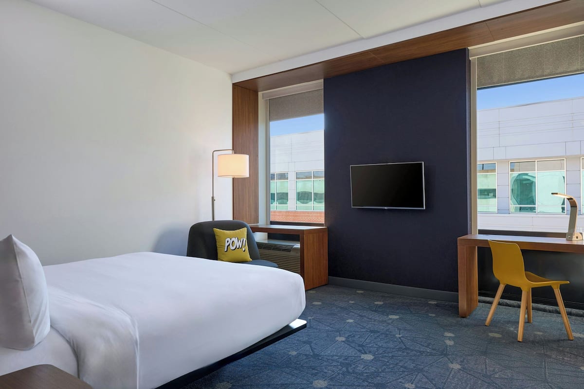 Room, 1 King Bed, Non Smoking | Hypo-allergenic bedding, down comforters, pillowtop beds, in-room safe