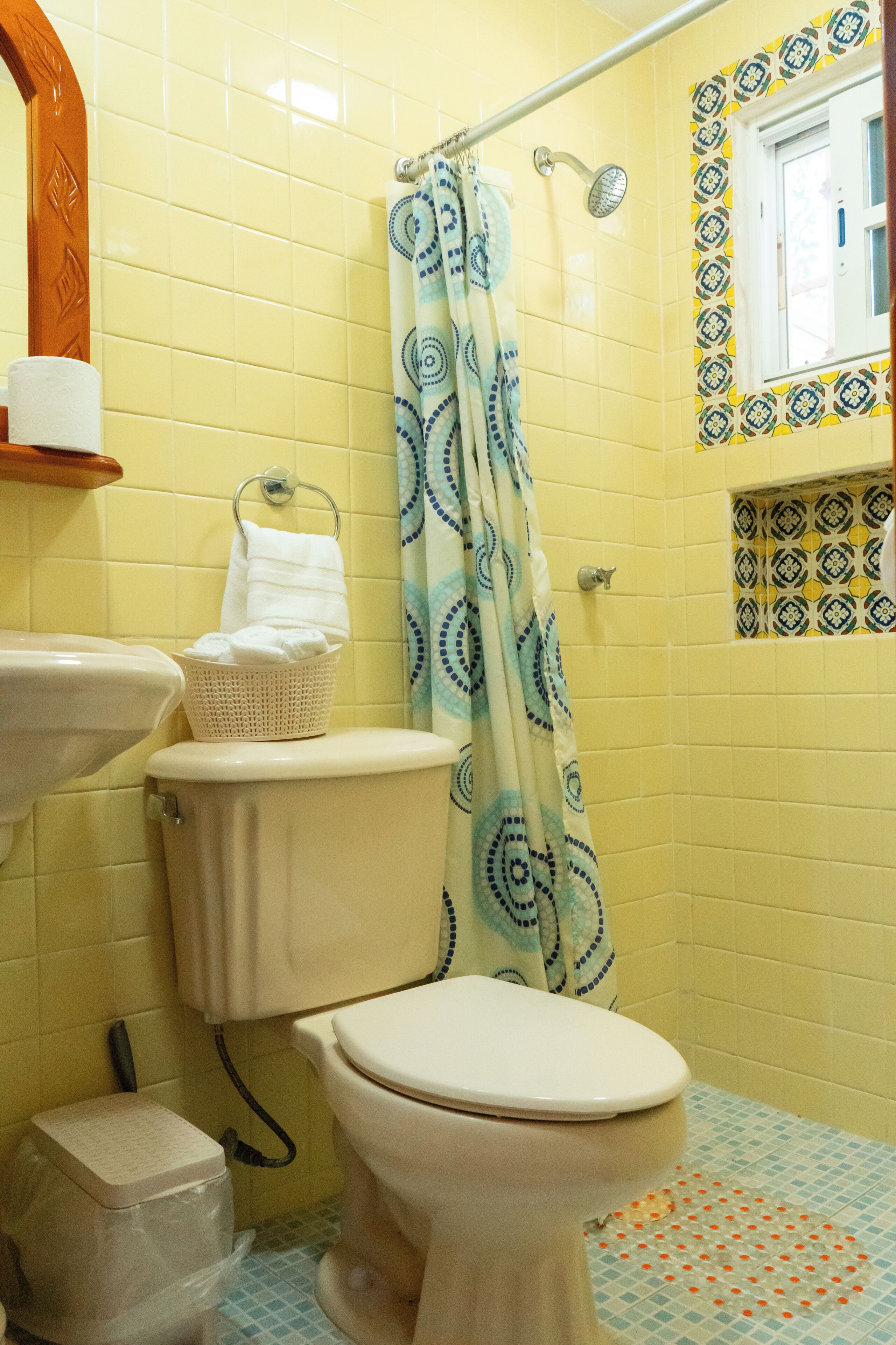 Une salle de bain avec des toilettes, un lavabo et une douche.