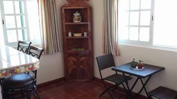 Deluxe-Villa, Mehrere Schlafzimmer, eigenes Bad (Fre wi fi ) | Essbereich im Zimmer