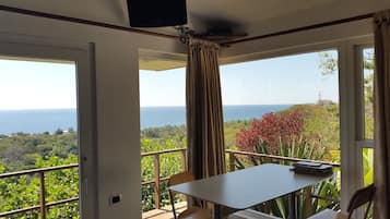Bungalow | Desk, free WiFi, bed sheets